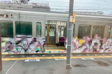 京王線の車体に大量の落書き被害、「日本はどうなるの」と悲鳴続出　京王電鉄に被害状況を聞いた