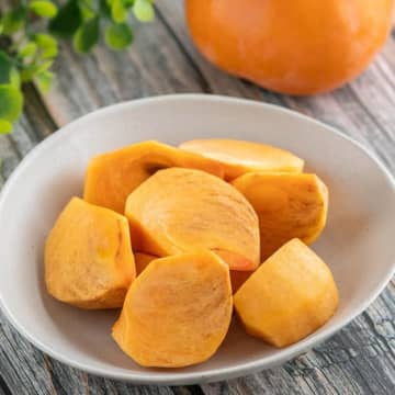 【柿、まだそのまま食べてるの？】アレをスプーン1杯かけるだけ！食べた瞬間、絶対に驚くこの時期にオススメの裏ワザ