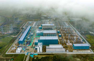 中国の陝西－安徽超高圧直流送電、受電側変換所でコンバーターバルブ設置開始