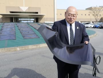 再生可能エネルギーの「切り札」は薄くて軽く、ぐにゃりと曲がる　激化する開発競争を勝ち抜けるか、“純国産”ペロブスカイト太陽電池の実力は【脱炭素　深掘り】