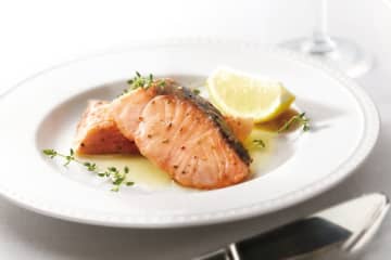 川越シェフ『サーモンのムニエル』の作り方を伝授！プロが教える”栄える”絶品レシピに主婦も大注目「サーモンをバターで丁寧に焼き上げていくムニエル…」「自分に作れそうなところが最高」