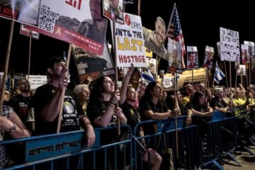 イスラエル、ハマスから人質の遺体受け取る　重機による遺体捜索の支援も