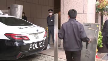 「県都盛岡市の中心街」クマが岩手銀行本店に逃げ込み騒然！通勤時間帯の駐車場に3時間“立てこもり”吹き矢で捕獲