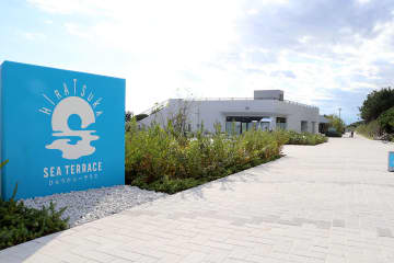 神奈川・平塚海岸に新公園「シーテラス」開業　海の眺め生かしたマルシェ棟や芝生広場、31日から