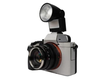 LEDライト付きの小型クリップオンストロボ「Phottix mini A」　つまめるサイズでバウンスも可能