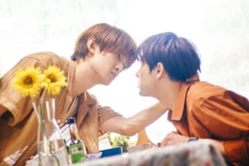 森崎ウィン＆向井康二　監督も交えて3人で固く抱き合うクランクアップ　「（LOVE SONG）」メイキング