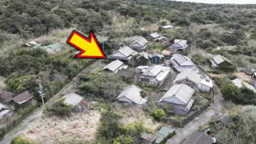 「ここ全部が完全に廃墟です」「かつては200人も」人が消えた無人島で、未知の大物を狙ってみたら…。「情報が全くありません」