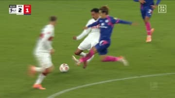 これがファウル？日本代表MF、爆速ダッシュでボール回収するもまさかのジャッジに不満露わ「ボールに行ってますけどね」