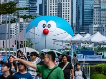 ドラえもんやラブブのウオーターパレード開催―香港