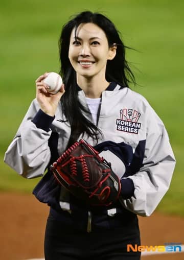 【PHOTO】キム・ソヨン、始球式に登場…美しい投球フォーム