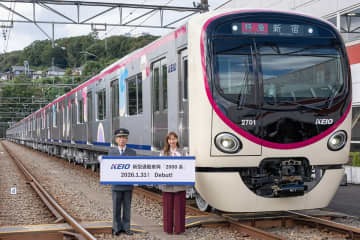 京王線新車両「2000系」を見てきた　大型フリースペース「ひだまり」設置