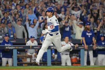 大谷、足を負傷か　トレーナーと監督が駆け寄るも出場継続、米中継は「軽い痙攣」と軽傷強調