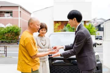 退職金で「憧れのポルシェ」を買うのは危険？ 夫が「退職金2800万円もあるから」と購入を検討中ですが、老後資金から取り崩すと“生活費”が足りなくなりますよね？