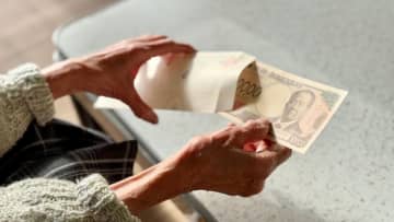 祖母に4年間の学費「500万円」もらったのですが、「200万円」余りました。余った分を返すと祖母に税金が課されるのでしょうか？