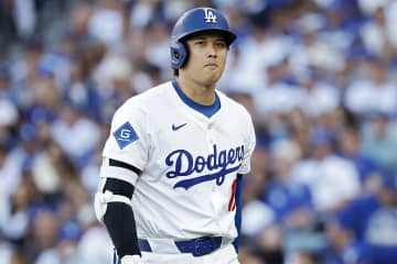 ４打数４安打の大谷翔平は第５打席に続き第６打席も申告敬遠。二塁進塁時に足を気にする様子も【ワールドシリーズ第３戦・ブルージェイズ戦】