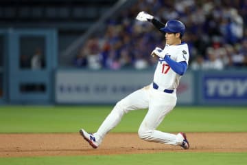 【MLB】大谷翔平、右足太ももに違和感? “走塁時に異変”で急失速……指揮官とトレーナーが確認