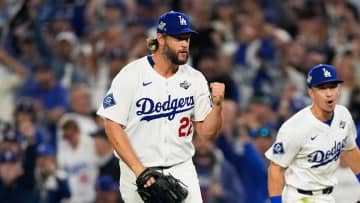 カーショーがドジャースの窮地救う　ロバーツ監督とハイタッチ　延長12回満塁のピンチで登板し火消し成功