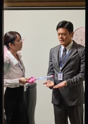 “TWICEの生みの親”J.Y.Park、スーツ姿で妖精の羽を!?11月5日に新曲『Happy Hour』リリース決定