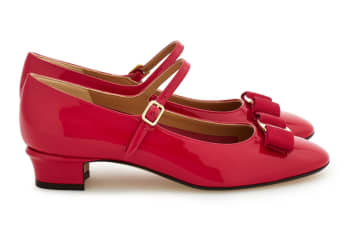 フェラガモの真っ赤なリボンパンプス「ヴァラ」メリージェーンや上品バイカラーのハイヒール