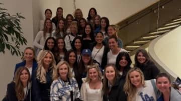 真美子さん、夫・大谷翔平のWS応援で“輝くスマイル”「敵地にいる！」「赤ちゃんとデコピンはお留守番？」