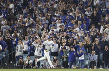 5時間超えの熱戦　2度目の“Take Me Out to the Ball Game”の大合唱　ドジャースVSブルージェイズは延長14回に突入