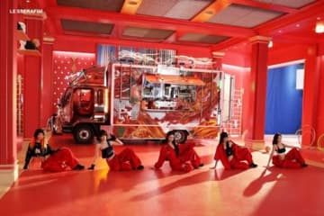 スパゲッティの箱の形のアルバムが話題！LE SSERAFIM、新SGで見せたコンセプトの極み