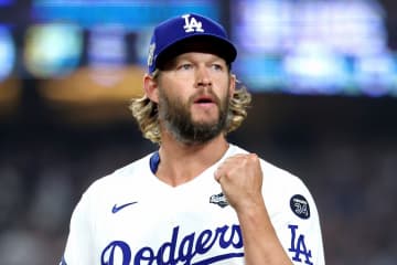 「殿堂入りキャリアにおける最大のアウトの一つ」レジェンド左腕カーショウの好リリーフを米記者称賛「ダグアウトでたくさんのハイタッチを受けた」