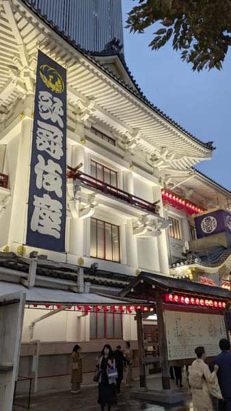 歌舞伎では古典がダブルキャストで上演される場合、「形」の違いを楽しむのも一興