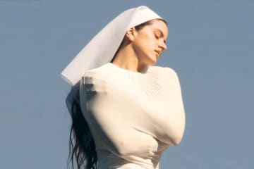 ロザリア、11/7(金)リリースの新作アルバム『Lux』からビョーク、イヴ・トゥモアを迎えた「Berghain」のミュージック・ビデオを公開