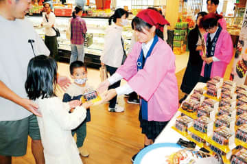 人気SL見立てた逸品、竹炭練り込んだ「大樹」バーガー　春日部工業高＆東武ストアコラボ