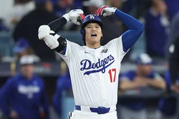 大谷翔平、ブルペン待機の由伸＆とハグで歓喜！　延長18回、6時間39分の死闘はフリーマンサヨナラ弾で決着