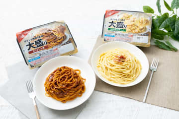 【衝撃の税込300円】セブン冷凍パスタが神進化！大盛りミート＆ペペロンチーノが約1.2倍増量で「ゆでたて食感」に！10/28より順次発売！