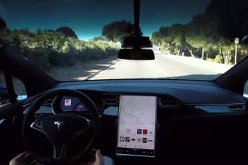 米当局、道交法無視のテスラ「マッドマックス」モードに関し調査入り