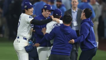 山本由伸もブルペンで大喜び　2試合連続完投から延長で投げる直前に試合決する　ブルペンから飛び出し大谷翔平＆佐々木朗希の歓喜の輪に加わる