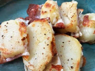 卵焼き器にチーズを敷き詰めて…？　完成した一品に「絶対に間違いない組み合わせ」