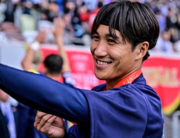 ｢きゃわいいーっ｣豪州Aリーグ移籍の金森健志がホーム開幕戦で｢夢の1つ｣愛娘との親子入場を叶える！｢おめめがパパ似だなあ」｣｢奥様…ママになっても可愛い〜｣