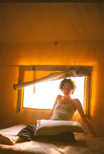 尾碕真花2nd写真集、発売記念お渡し会開催決定　映画監督・枝優花との対談トークショーも