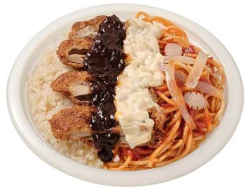 チキンカツ、バターピラフ、ナポリタン、タルタル、デミグラを組み合わせて1,019kcalのボリューム満点大盛弁当! セブン‐イレブンが「デミタルチキンカツ&ナポリタン」を本日28日(火)発売