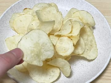 翌日もパリパリ食感で食べたい！　余ったポテトチップスを『湿気から守る』裏技とは…