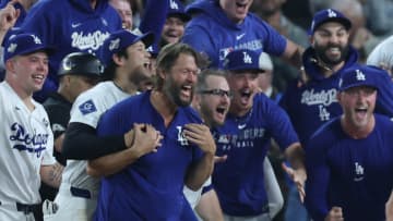 大谷翔平がレジェンド・カーショーに後ろからジャンピングハグ　ドジャースは延長18回を制し勝利つかむ