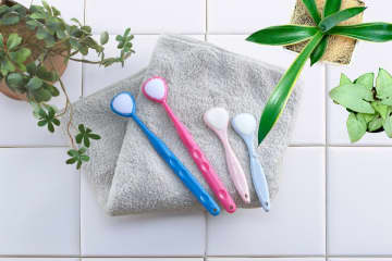 介護現場での口腔ケア実態とSHIKIENの舌ブラシが提供するソリューション