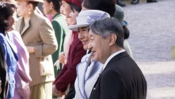秋の園遊会 天皇皇后両陛下、愛子さまが武豊さん夫妻ら参加者とご歓談 愛子さまがレースについて熱心にお尋ねになる場面も
