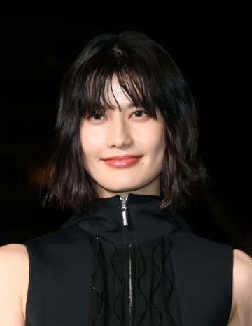 橋本愛が白金髪姿に→「天使のよう」「雪の妖精みたい」とSNS沸く