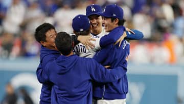 通訳さんチームもみな大興奮の劇的サヨナラ　日本人投手が輪になり歓喜