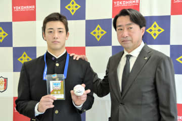 ロッテが3位指名の横浜高校・奥村頼人、中川スカウトらと母校で対面　優勝目指す一員へ「自覚も芽生えた」　　