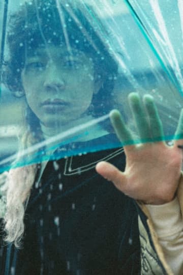 クリープハイプの長谷川カオナシ、初ソロアルバム『お面の向こうは伽藍堂』より「ハエ記念日」を先行配信