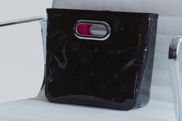 POTR“グロッシー”なハンドバッグ＆円筒型バッグ、鮮やかなピンクの裏地で