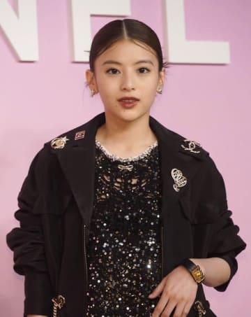 「レベル高すぎ」出口夏希、背中全開のドレス姿に「目のやり場に困る」「前と後とのギャップが…」と反響