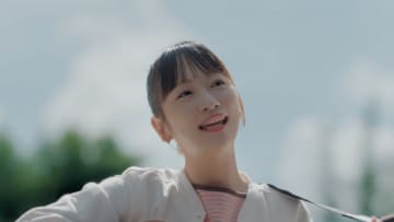 川栄李奈、初のギター弾き語りで“母の葛藤”を歌うマルハニチロ新CMが公開