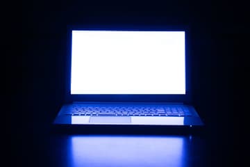 パソコンは常につけっぱなしにすべき？電気代や寿命への影響を解説